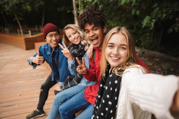 Grupo se amigos multiétnicos alegres adolescentes — Fotografia de Stock