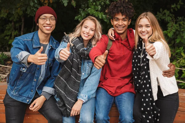 Grupo se amigos multiétnicos alegres adolescentes — Fotografia de Stock