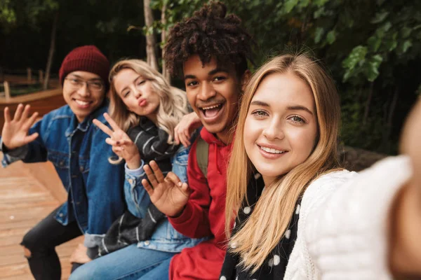 Grupo se amigos multiétnicos alegres adolescentes — Fotografia de Stock