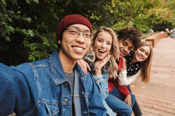 Seskupit v případě veselého multietnického přítele teenagerů — Stock fotografie