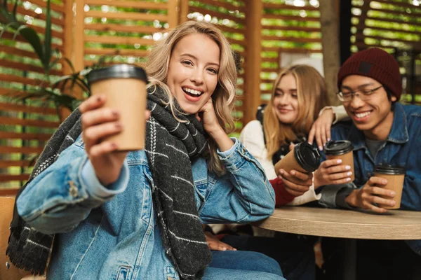 Happy multhietnic friends hanging out together — Stock Photo, Image