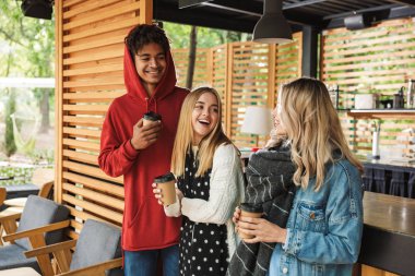 Grup eğer neşeli çok ırklı arkadaşlar gençler