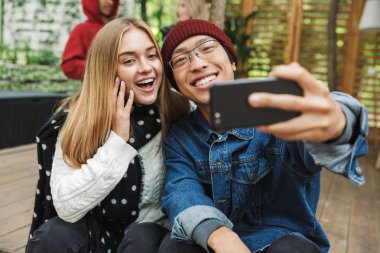 Neşeli multhiethnic çift birlikte oturuyor