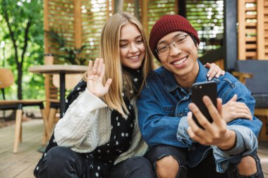 Mutlu genç multhiethnic çift zaman harcama