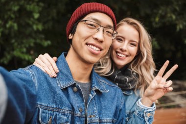 Mutlu genç multhiethnic çift zaman harcama