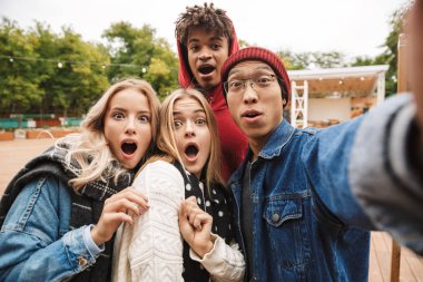 Grup eğer neşeli çok ırklı arkadaşlar gençler