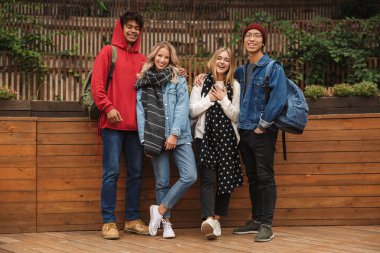 Grup eğer neşeli çok ırklı arkadaşlar gençler