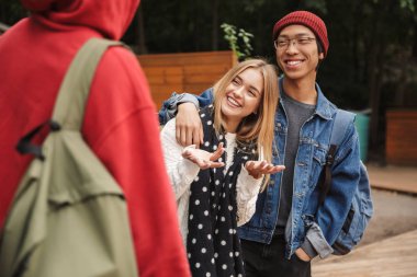 Grup eğer neşeli çok ırklı arkadaşlar gençler