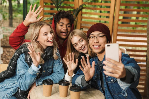 Grupo se amigos multiétnicos alegres adolescentes — Fotografia de Stock
