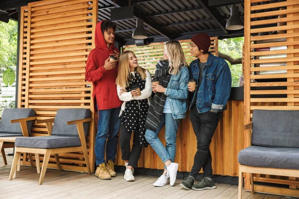 Grupp om glada multietniska vänner tonåringar — Stockfoto