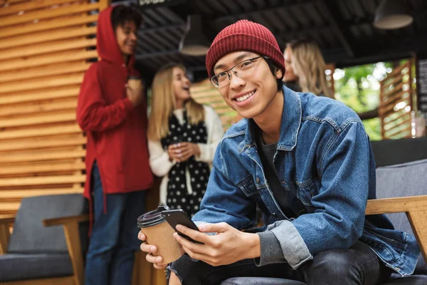 Sorridente asiatico adolescente seduta all'aperto — Foto Stock