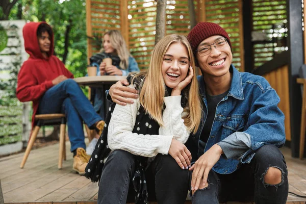 Neşeli multhiethnic çift birlikte oturuyor