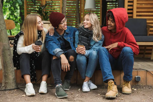 Grup eğer neşeli çok ırklı arkadaşlar gençler