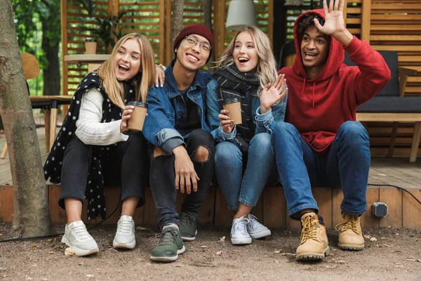 Groupe si joyeux amis multiethniques adolescents — Photo