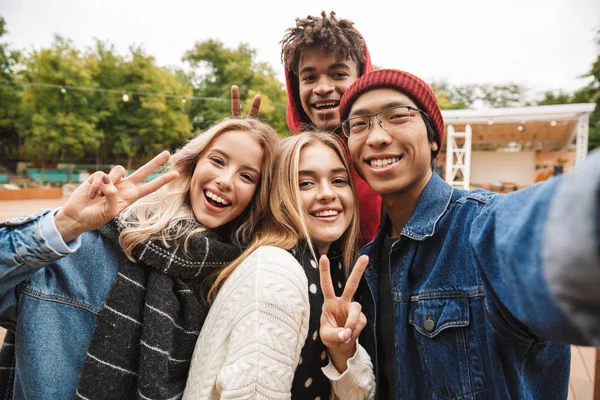 Grupo si alegres amigos multiétnicos adolescentes — Foto de Stock