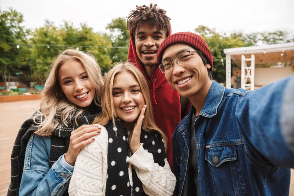Grup eğer neşeli çok ırklı arkadaşlar gençler