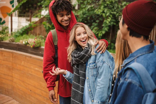 Grup eğer neşeli çok ırklı arkadaşlar gençler