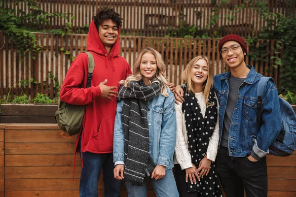 Grupo si alegres amigos multiétnicos adolescentes —  Fotos de Stock