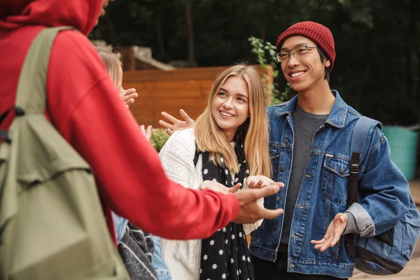 Gruppo se allegri amici multietnici adolescenti — Foto Stock