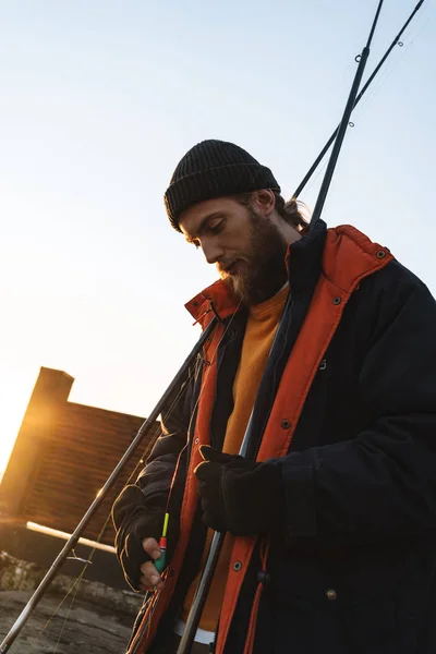 Bello brutale barbuto pescatore indossare cappotto — Foto Stock