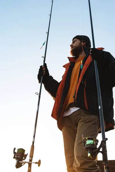 Красивый бородатый рыбак в пальто — стоковое фото