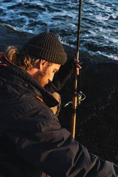 Bello brutale barbuto pescatore indossare cappotto — Foto Stock