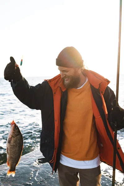 Bello brutale barbuto pescatore indossare cappotto — Foto Stock