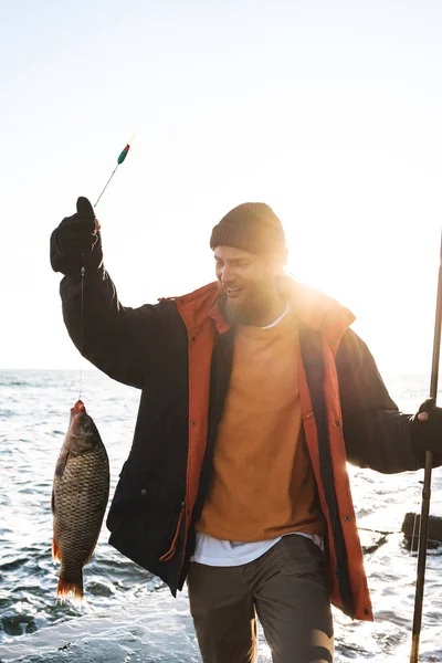 Bello brutale barbuto pescatore indossare cappotto — Foto Stock