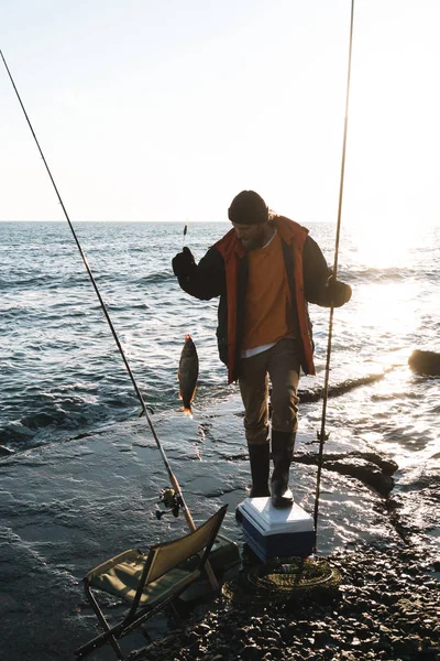 Beau pêcheur barbu brutal portant un manteau — Photo