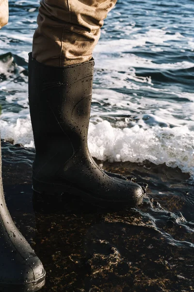 Imagem recortada de um homem bonito pescador — Fotografia de Stock