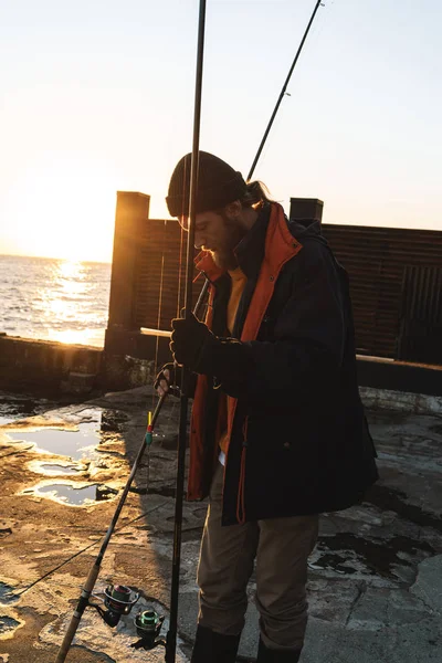 Bello brutale barbuto pescatore indossare cappotto — Foto Stock