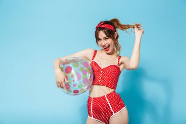 Mayo giyen çekici genç ince kadın