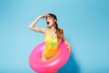 Şişme halka mavi arka plan üzerinde izole poz mayo güzel yaz kız kadar Şok genç pin.