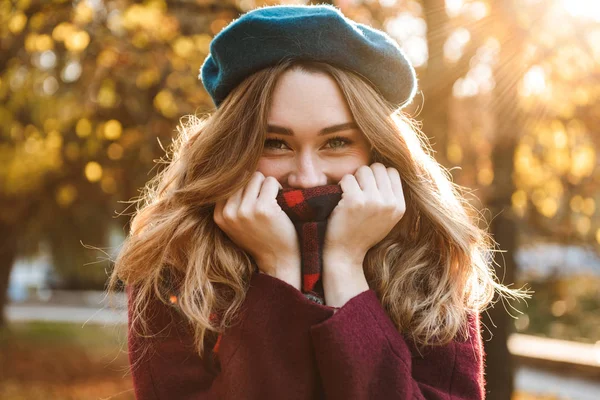 Linda jovem mulher bonita andando ao ar livre no outono parque de primavera . — Fotografia de Stock