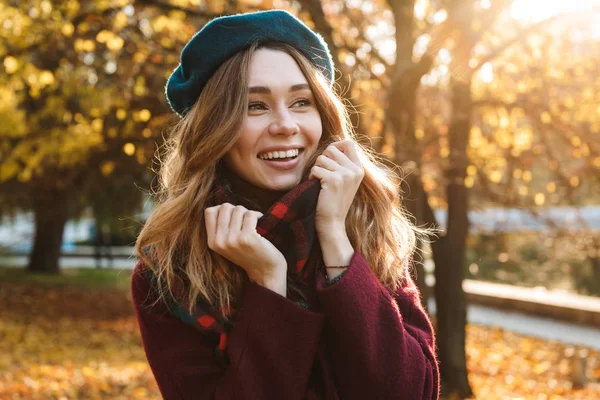 Krásná mladá hezká žena, která chodí venku na podzim jarního parku. — Stock fotografie