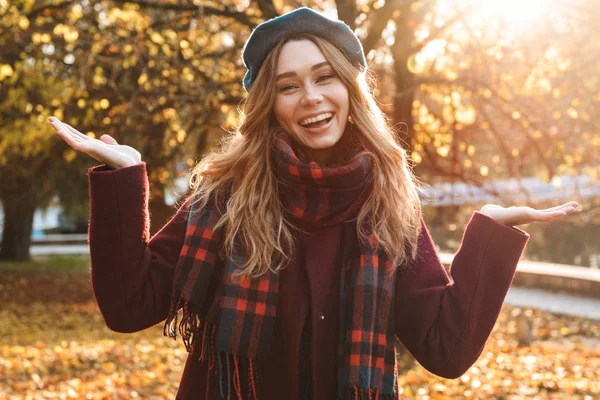 Beautiful young pretty woman walking outdoors in autumn spring park. — Stock Photo, Image