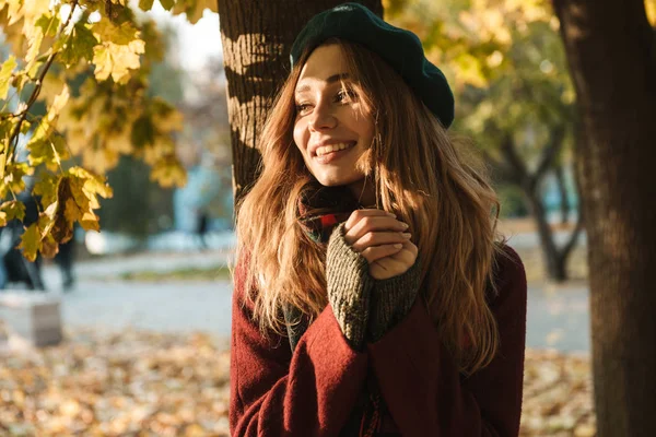 가을 봄 공원에서 야외를 걷는 아름다운 젊은 예쁜 여자. — 스톡 사진
