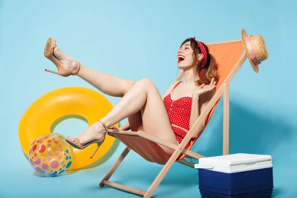 Красивая молодая женщина в купальнике расслабляет — стоковое фото
