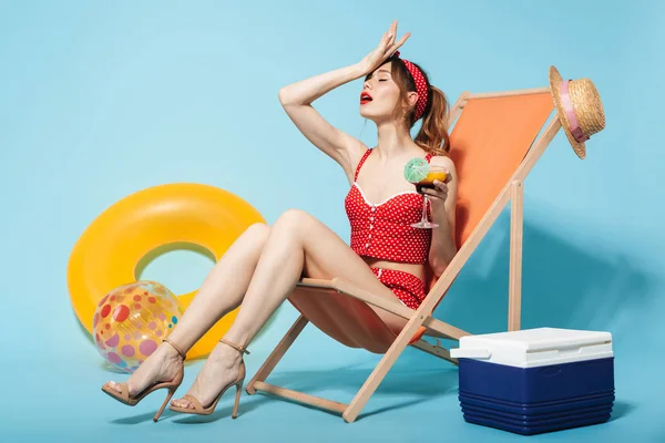 Красивая молодая женщина в купальнике расслабляет — стоковое фото
