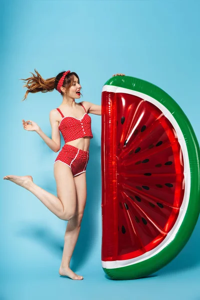 Красивая молодая женщина в купальнике веселится — стоковое фото