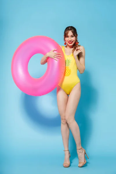 Hermosa mujer joven con traje de baño divertirse — Foto de Stock