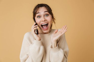 Güzel genç kadın ayakta kazak giyiyor