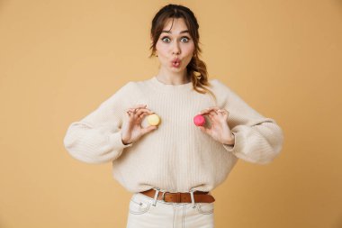 Güzel genç kadın ayakta kazak giyiyor