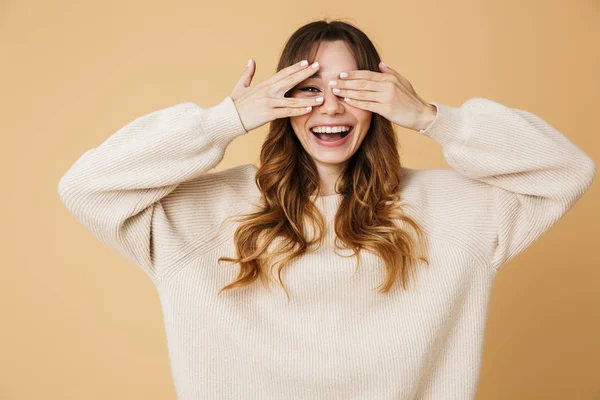 Güzel genç kadın ayakta kazak giyiyor