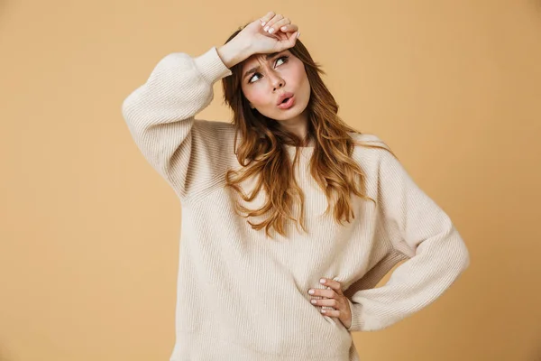 Όμορφη νεαρή γυναίκα φορώντας πουλόβερ στέκεται — Φωτογραφία Αρχείου
