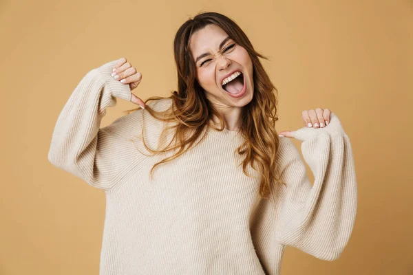 Bela jovem mulher vestindo camisola de pé — Fotografia de Stock