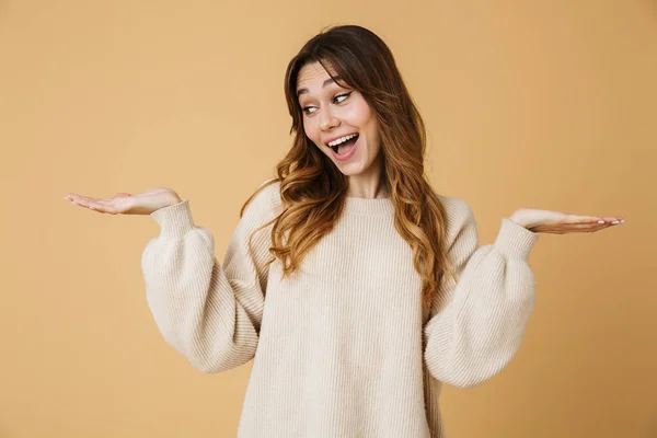 Schöne junge Frau im Pullover stehend — Stockfoto