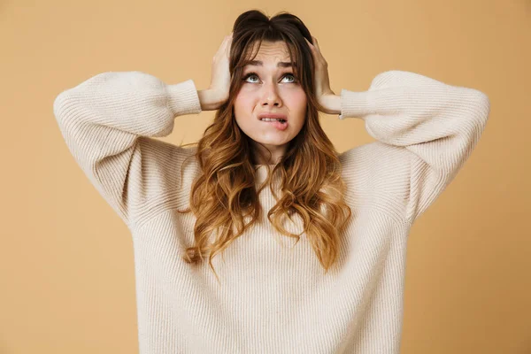 Wanita muda cantik mengenakan sweater berdiri — Stok Foto