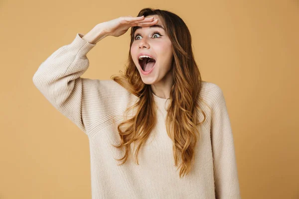 Bella giovane donna che indossa maglione in piedi — Foto Stock