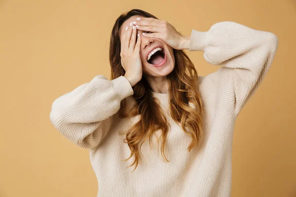 Vacker ung kvinna klädd i tröja stående — Stockfoto